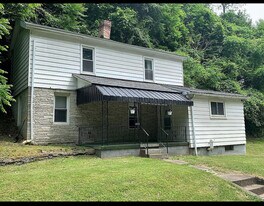 1045 Paintertown Rd in Irwin, PA - Building Photo