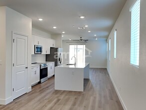 498 Silverbell Fls Pl in Henderson, NV - Building Photo - Building Photo