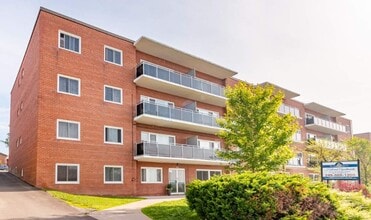 Hillcrest Apartments in Sault Ste Marie, ON - Building Photo - Building Photo