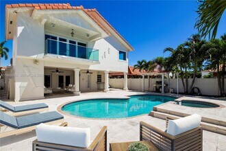 1400 Stillwater Dr in Miami Beach, FL - Building Photo - Building Photo