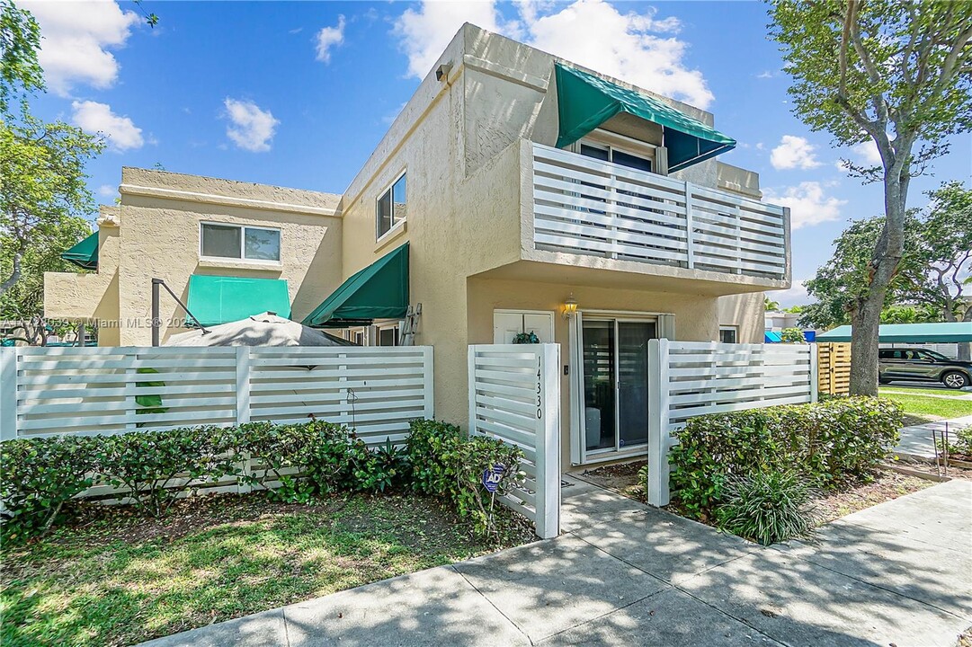 14330 SW 97th Ln in Miami, FL - Building Photo