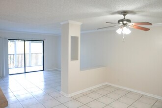 2112 S Cypress Bend Dr in Pompano Beach, FL - Building Photo - Building Photo
