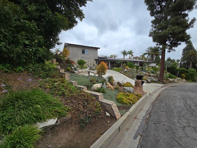 511 Laguna Rd in Fullerton, CA - Foto de edificio - Building Photo