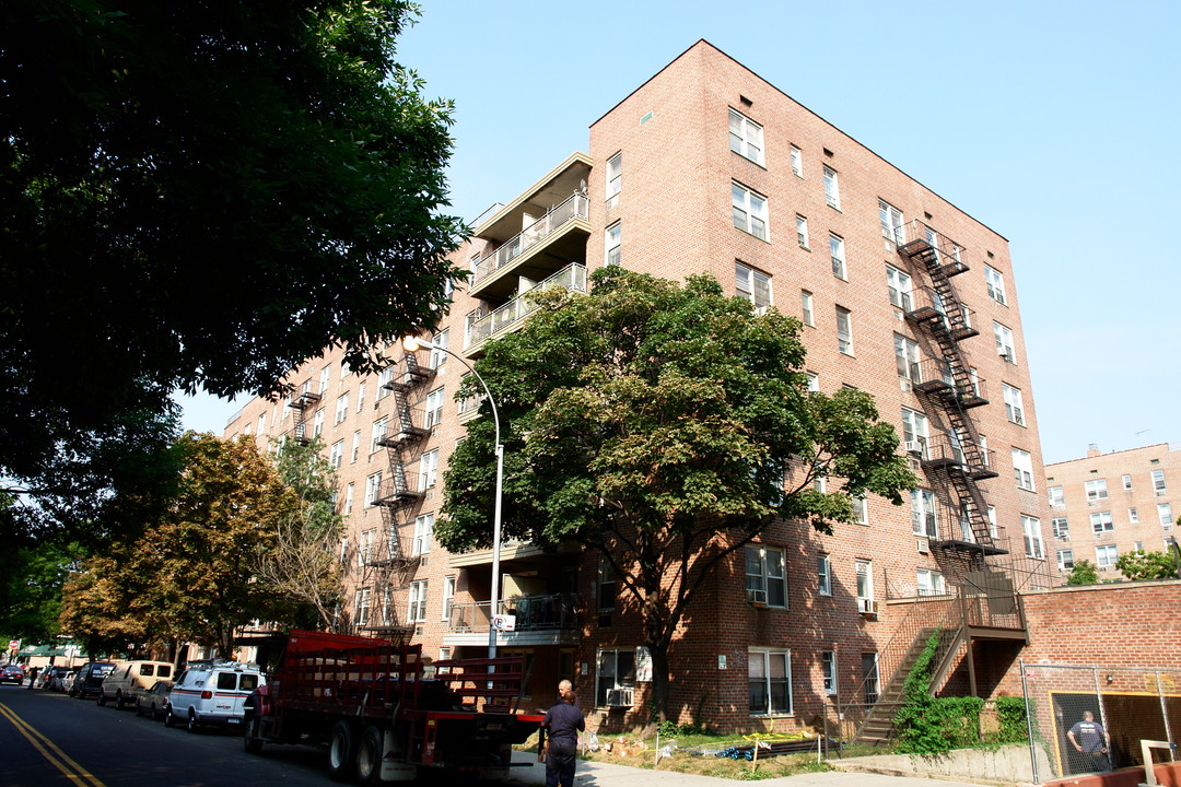 142-01 41st Ave in Flushing, NY - Building Photo