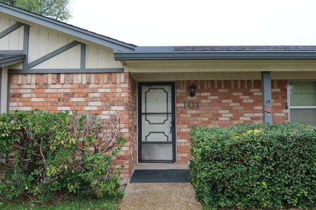 101 Travis Ln in Hewitt, TX - Building Photo - Building Photo