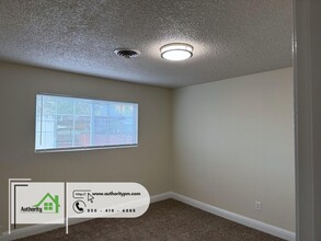2259 Waldon St-Unit -Unit B in Redding, CA - Foto de edificio - Building Photo