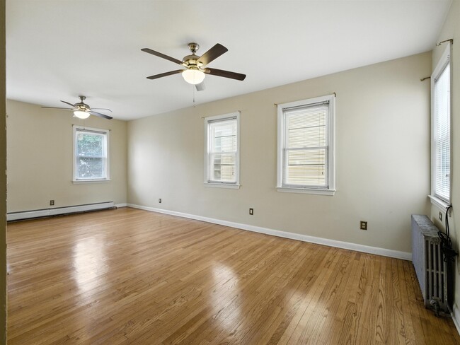 32 Gardner Ave in Jersey City, NJ - Building Photo - Building Photo
