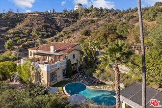 2856 Glendower Ave in Los Angeles, CA - Foto de edificio - Building Photo