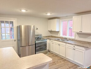 37 Mathewson Ave in Enfield, CT - Building Photo - Building Photo