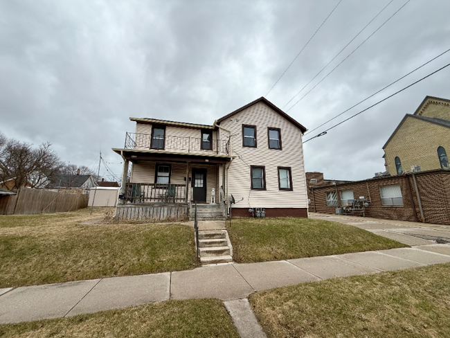 property at 913 S 17th St