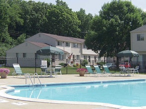 Auburn Village Townhomes in Pontiac, MI - Foto de edificio - Building Photo