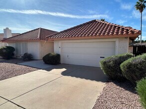 12138 S Tomi Dr in Phoenix, AZ - Foto de edificio - Building Photo