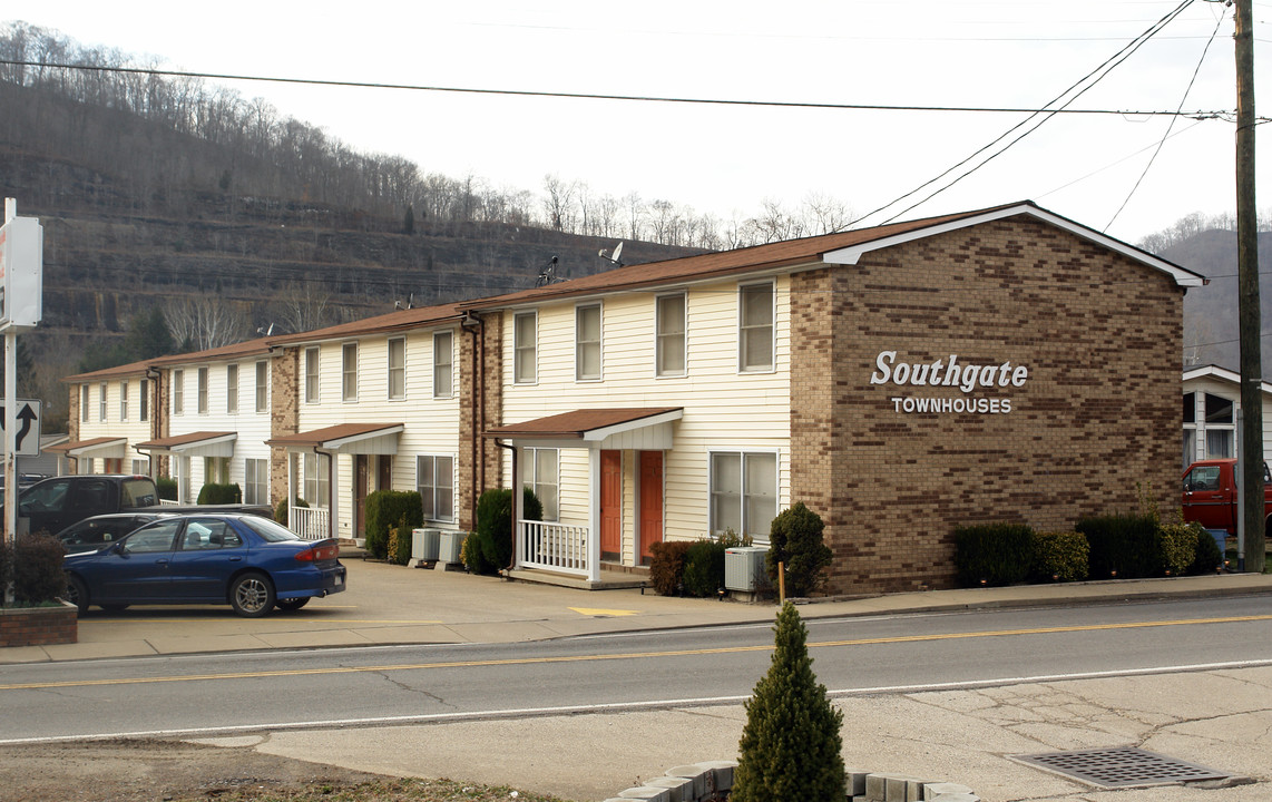 S Main St in Chapmanville, WV - Foto de edificio