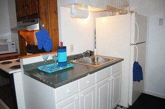 390 Metacom Ave in Bristol, RI - Building Photo - Building Photo