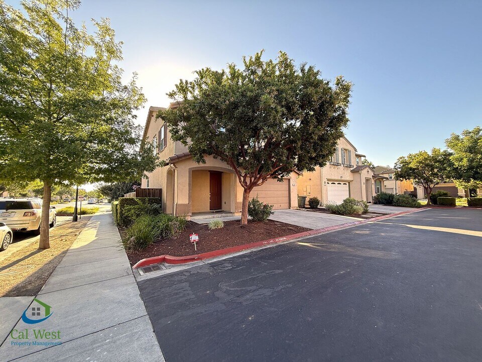 110 Lusitano Way in Gilroy, CA - Building Photo