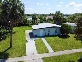 3460 Normandy Dr in Port Charlotte, FL - Building Photo