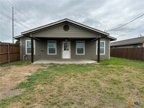 1084 E Weinert St in Seguin, TX - Building Photo - Building Photo