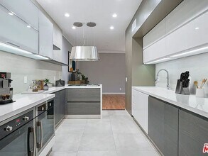 930 N Wetherly Dr in West Hollywood, CA - Building Photo - Building Photo