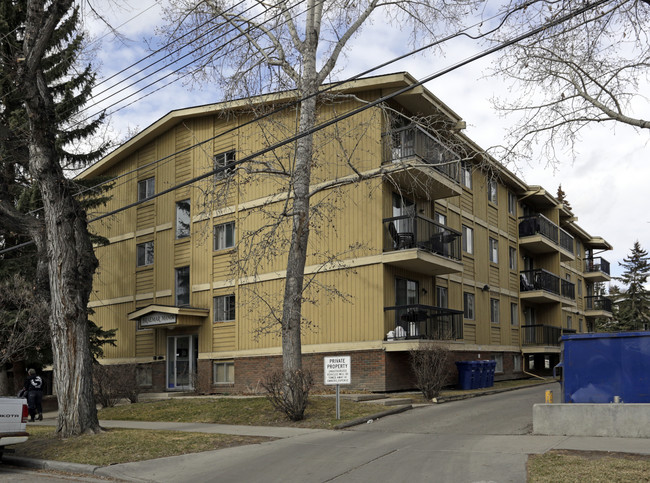 Braemar Manor in Calgary, AB - Building Photo - Building Photo