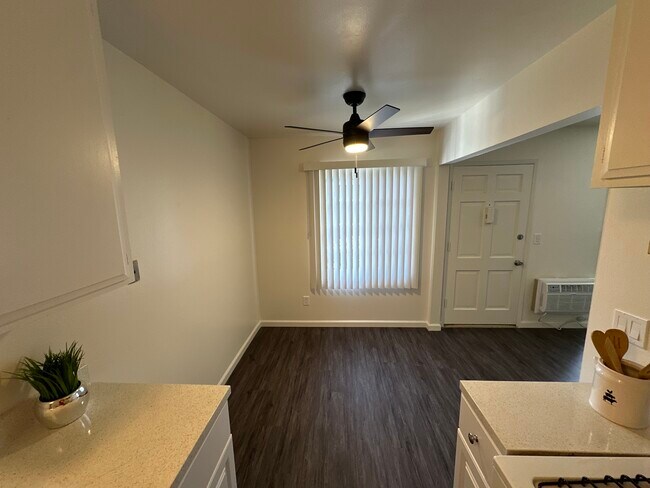 15622 Pasadena Ave, Unit 16 in Tustin, CA - Foto de edificio - Building Photo