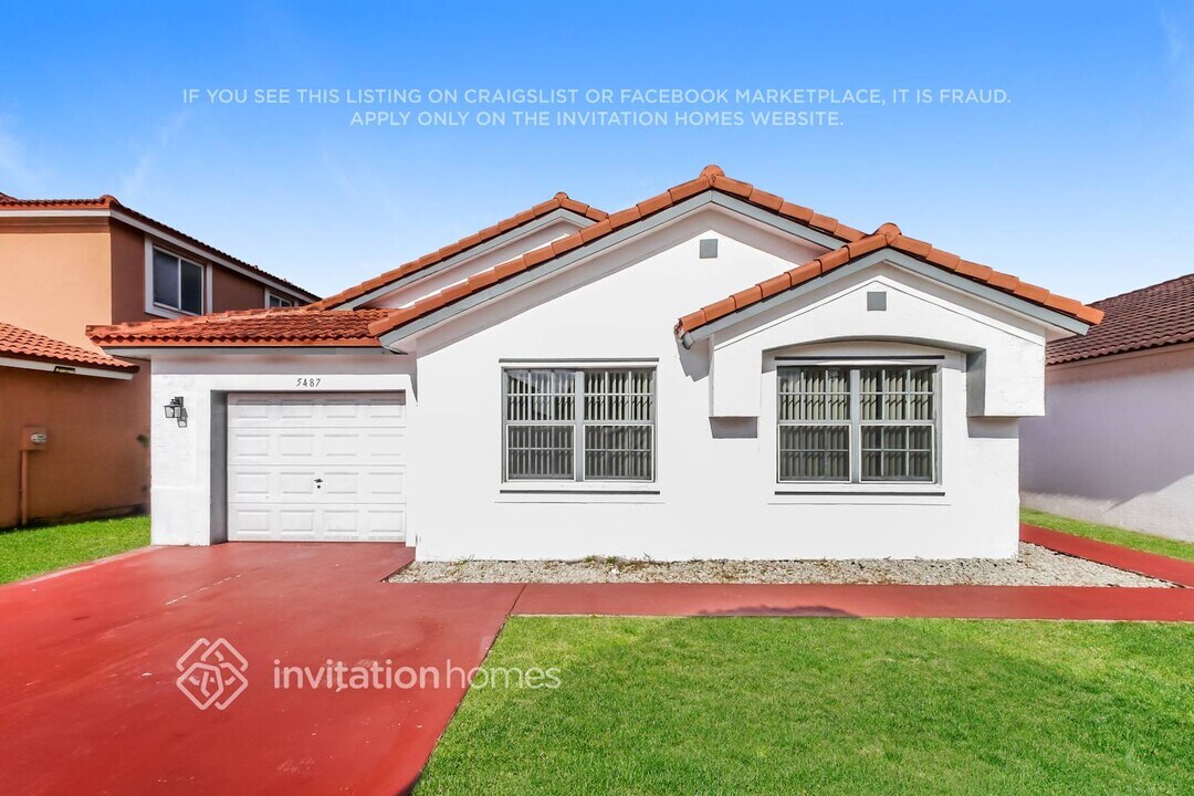 5487 NW 186th St in Miami Gardens, FL - Foto de edificio