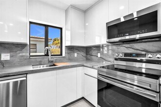 8011 SW 18th Terrace in Miami, FL - Building Photo - Building Photo