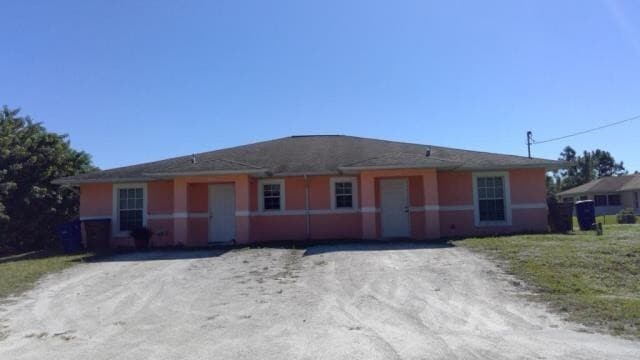111 W 12th St in Lehigh Acres, FL - Foto de edificio - Building Photo