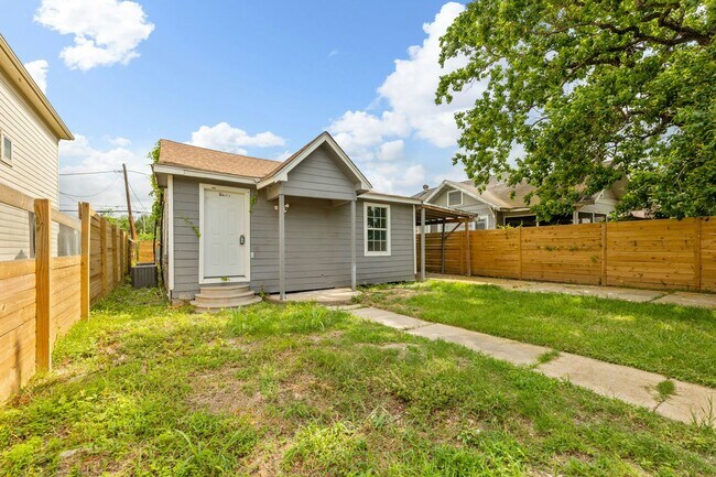 1015 E 36th St in Houston, TX - Building Photo - Building Photo