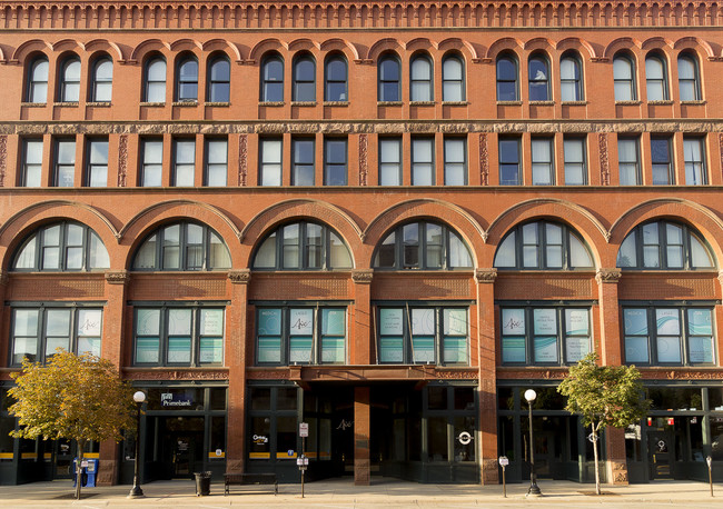 Call Terminal Apartments in Sioux City, IA - Foto de edificio - Building Photo