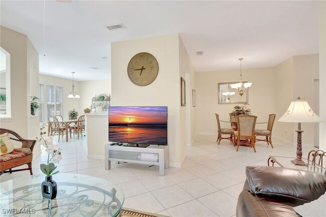 1310 Charleston Square Dr in Naples, FL - Foto de edificio - Building Photo