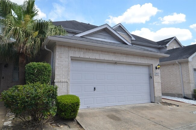 2911 Meadowglen Cove in Houston, TX - Building Photo - Building Photo