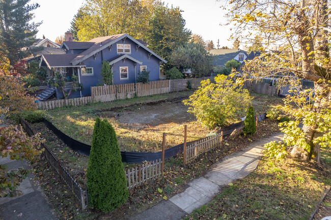 4950 NE Thompson St in Portland, OR - Foto de edificio - Building Photo