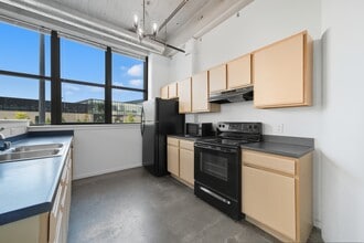 Teweles Seed Tower Apartments in Milwaukee, WI - Foto de edificio - Building Photo