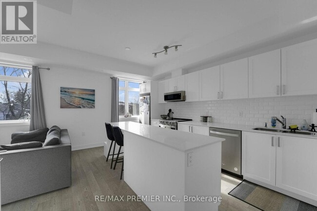 1115 Douglas McCurdy Cmn in Mississauga, ON - Building Photo - Building Photo