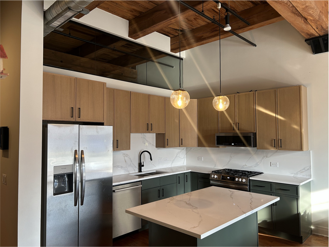 770 W Gladys Ave, Unit 503 in Chicago, IL - Building Photo - Building Photo