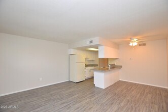 3002 E Waltann Ln-Unit -4 in Phoenix, AZ - Building Photo - Building Photo