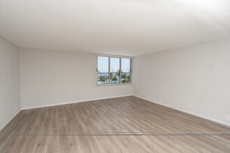 1200 West Ave, Unit 531 in Miami Beach, FL - Foto de edificio - Building Photo