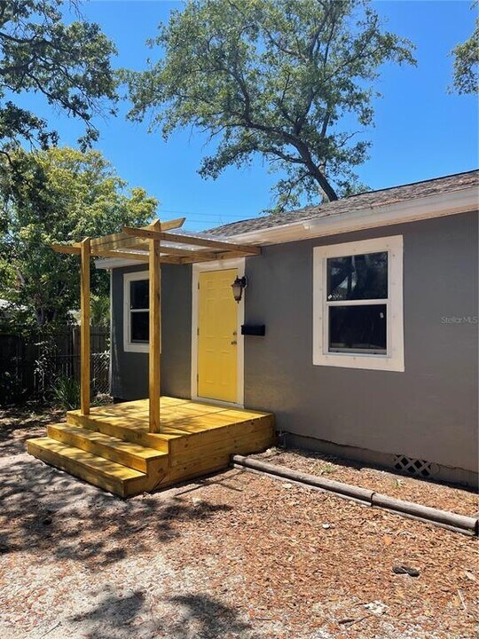 1751 46th St S in St. Petersburg, FL - Foto de edificio