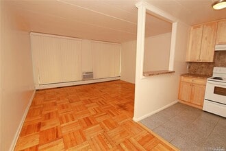 121 Vincent Ave in Lynbrook, NY - Building Photo - Building Photo