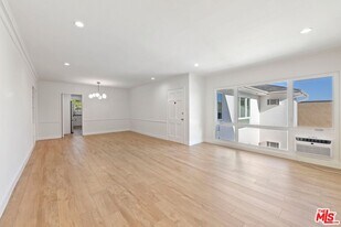 1250 N Crescent Heights Blvd in West Hollywood, CA - Building Photo