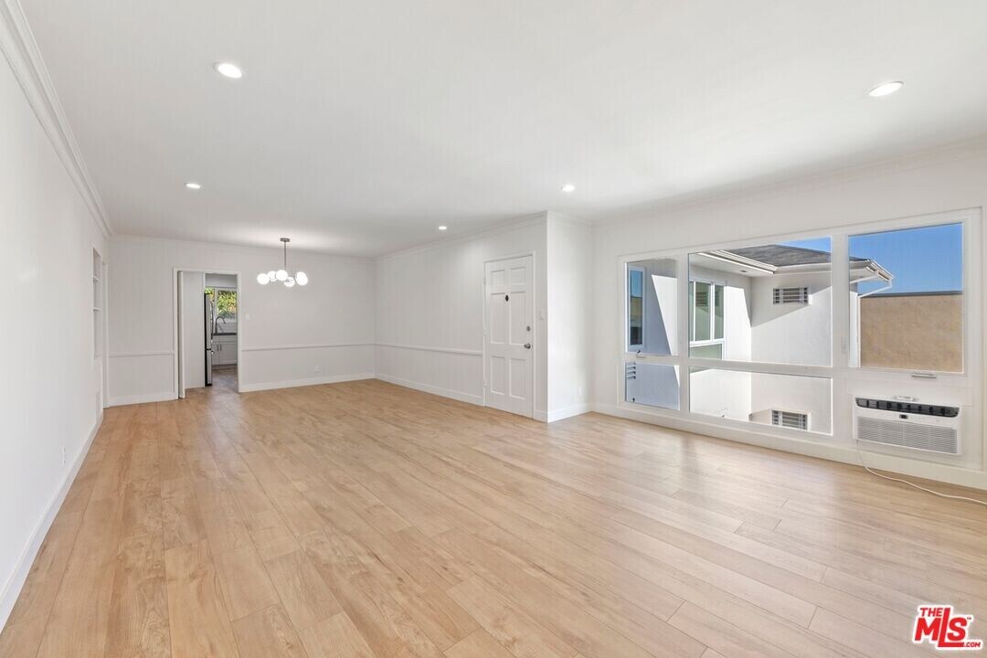 1250 N Crescent Heights Blvd in West Hollywood, CA - Building Photo