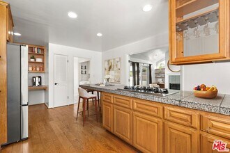 8214 Creighton Ave in Los Angeles, CA - Building Photo - Building Photo