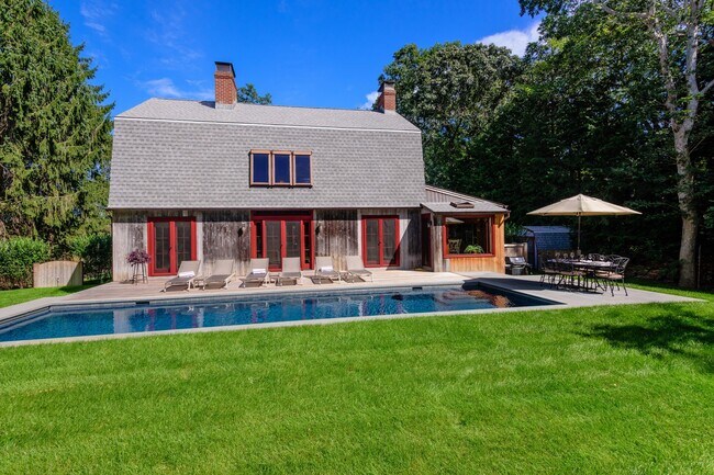 71 Spring Close Hwy in East Hampton, NY - Building Photo - Building Photo