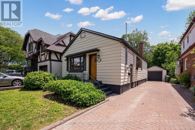 33 Ash Crescent in Toronto, ON - Building Photo - Building Photo