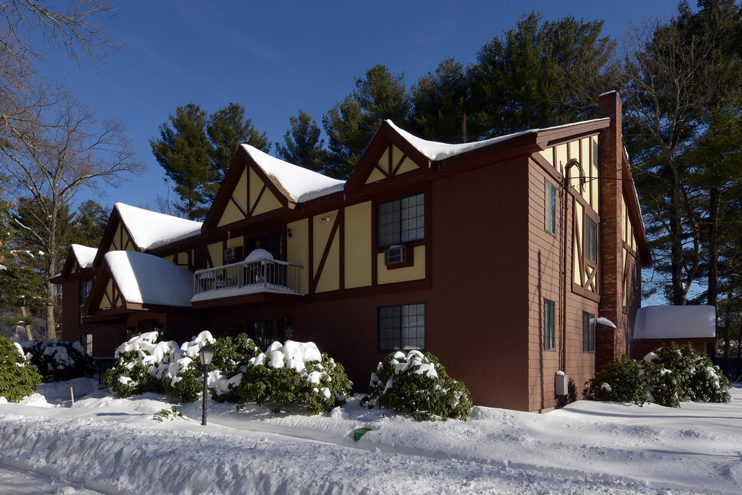 Pine Tree Gardens in Foxboro, MA - Foto de edificio