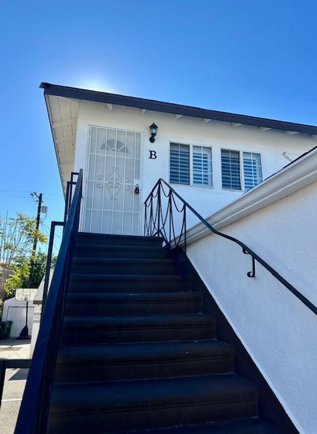 11228-11230 Oxnard St in Los Angeles, CA - Building Photo - Building Photo