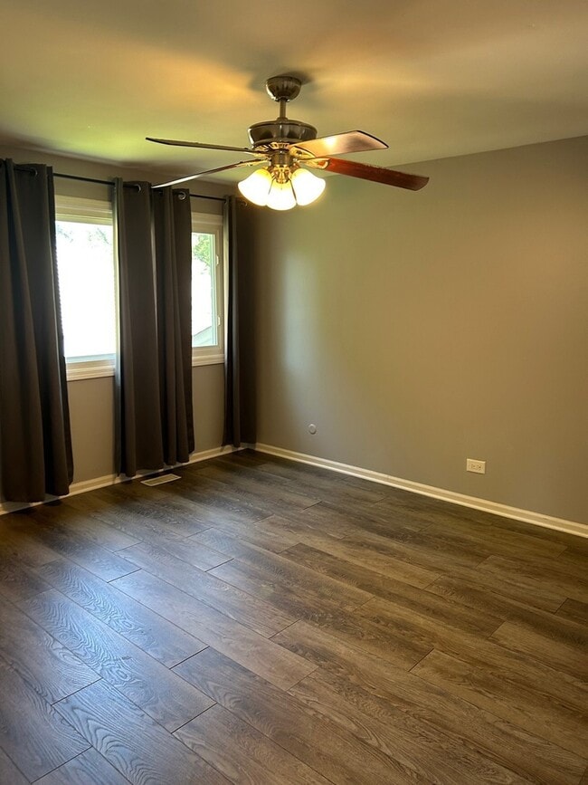 333 Berry Dr in Naperville, IL - Building Photo - Building Photo