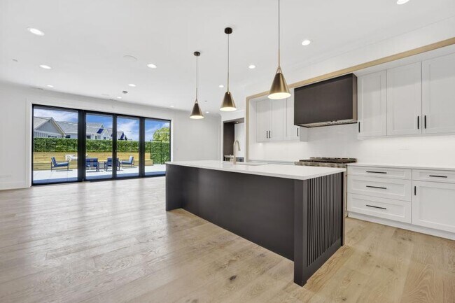 property at 4920 N Lincoln Ave