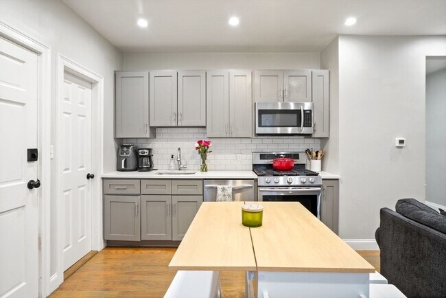 17 Howe St in Boston, MA - Building Photo - Building Photo