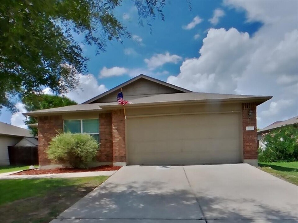 320 Almquist St in Hutto, TX - Building Photo